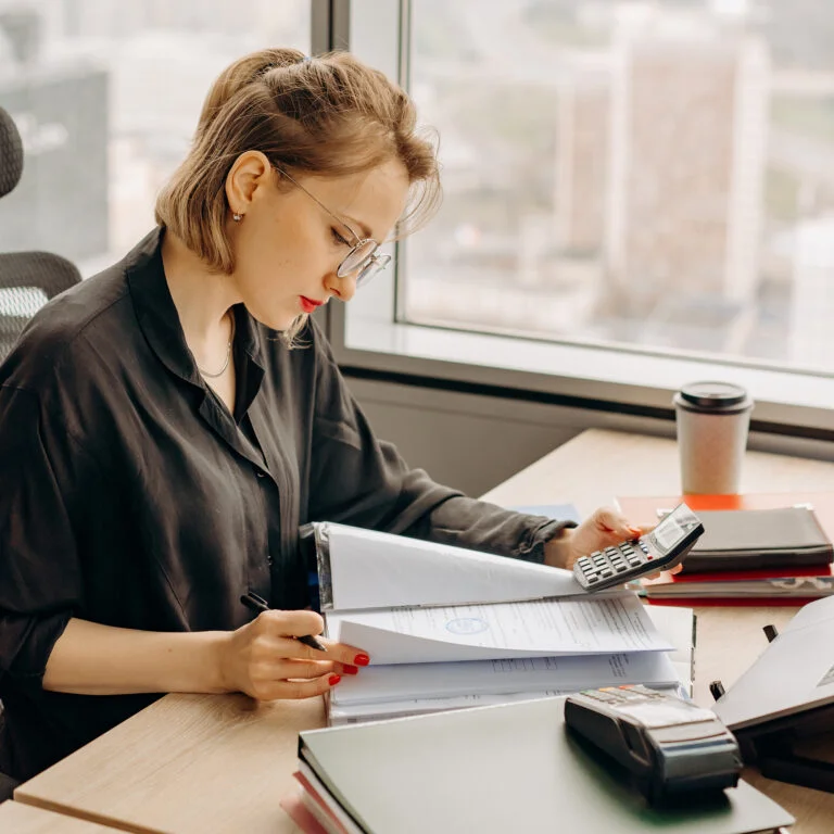 Księgowa zajmująca się pełną księgowością w biurze rachunkowym